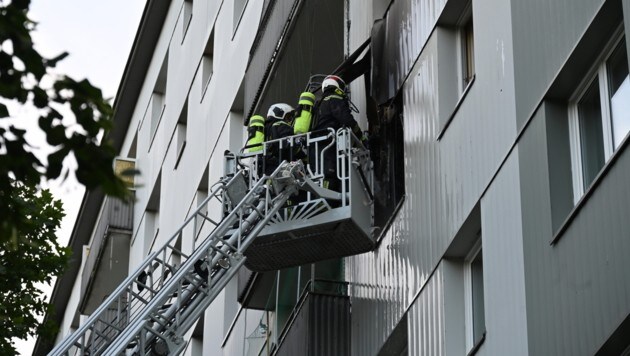 Die Feuerwehr bekämpfte das Feuer auch von außen.