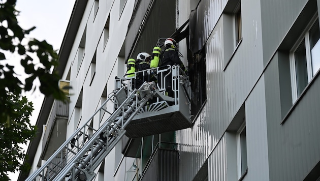 Die Feuerwehr bekämpfte das Feuer auch von außen.