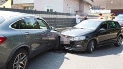 Der Mercedes krachte am Ende in eine Gartenmauer sowie ein parkendes Auto.