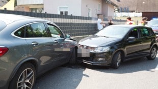 Der Mercedes krachte am Ende in eine Gartenmauer sowie ein parkendes Auto.