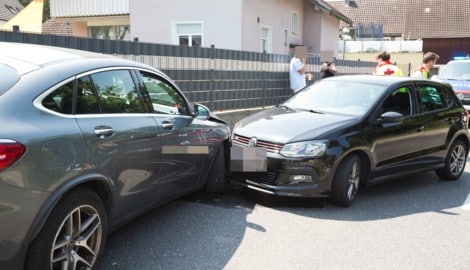 Der Mercedes krachte am Ende in eine Gartenmauer sowie ein parkendes Auto.