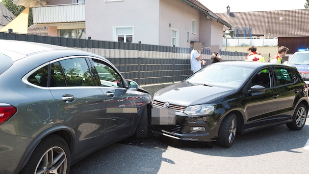Der Mercedes krachte am Ende in eine Gartenmauer sowie ein parkendes Auto.