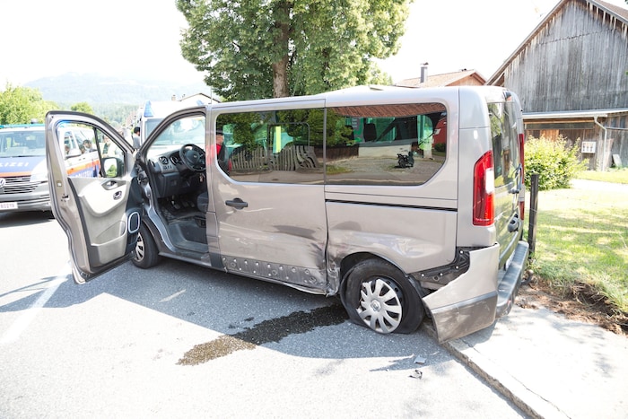 Der Kleinbus ist vermutlich ein Totalschaden.