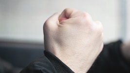 Der Polizist und Vater der Frau soll von dem Mann attackiert worden sein.