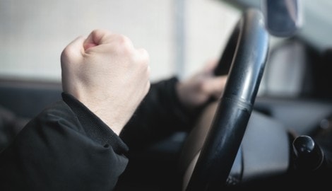Mehrmals soll der Pkw-Lenker die Radfahrer-Gruppe geschnitten und bedrängt haben.