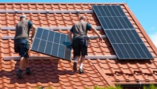 Wegen Sicherheitslücken in privaten Solaranlagen sind Stromnetze zunehmend durch Cyberangriffe ...