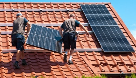 Wegen Sicherheitslücken in privaten Solaranlagen sind Stromnetze zunehmend durch Cyberangriffe ...