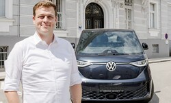 Umweltlandesrat Stefan Kaineder (Grüne) ist ab sofort im vollelektrischen VW-Bus unterwegs.