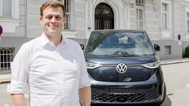 Umweltlandesrat Stefan Kaineder (Grüne) ist ab sofort im vollelektrischen VW-Bus unterwegs.