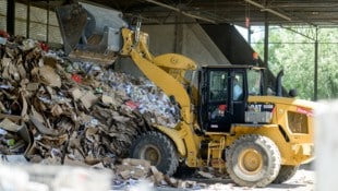 Aus diesem Berg Müll wird jeder nur erdenkliche Rohstoff gewonnen. Motto von Hans Roth: „Alles ...