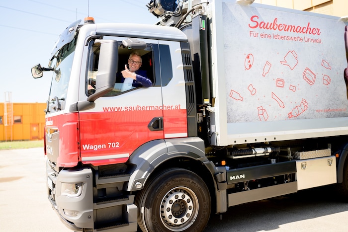 „Krone“-Redakteur Mar Perry im Müllwagen! Bald schon wird das Fahrzeug mit dem „SmartScan“ ...