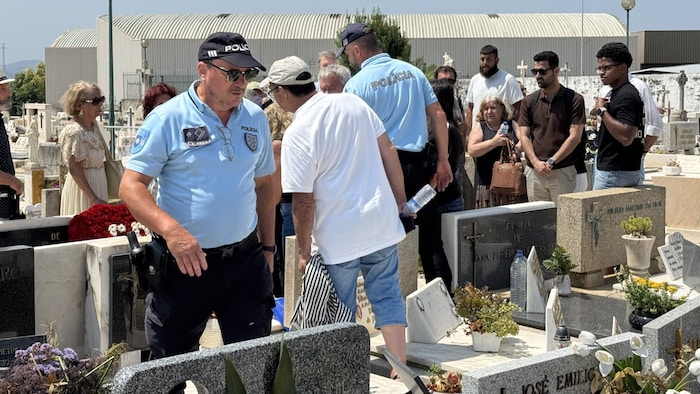 Der Polizei wurde es zu viel, weshalb sie die Besucher vom engen Friedhof vertrieben.