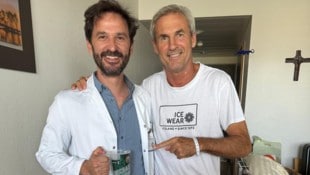 Er kann wieder lächeln: Österreichs Teamtorhüter-Legende Michael Konsel mit seinem behandelnden ...