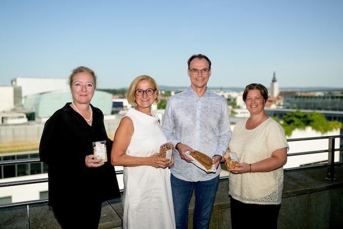 RIZ-Geschäftsführerin Petra Patzelt, Landeshauptfrau Johanna Mikl-Leitner und das Bäckerpaar ...