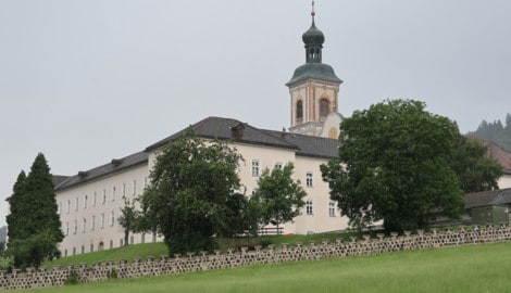 Das Tiroler Stift Fiecht macht dicht und geflüchtete Familien aus der Ukraine müssen bis Ende ...