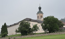 Das Tiroler Stift Fiecht macht dicht und geflüchtete Familien aus der Ukraine müssen bis Ende ...