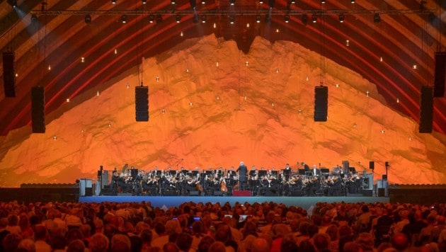 Bruckner Orchester in der Saline Ebensee: Die Musikerinnen und Musiker sitzen vor den ...