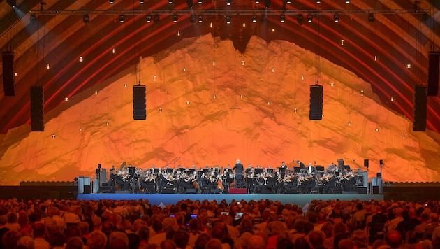 Bruckner Orchester in der Saline Ebensee: Die Musikerinnen und Musiker sitzen vor den ...
