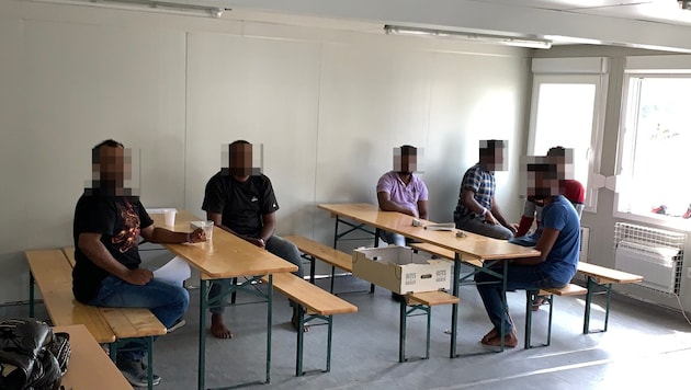 Asylwerber in Unterkunft: Gemeinnützige Tätigkeiten sind verpflichtend, pro Stunde gibt es einen ...