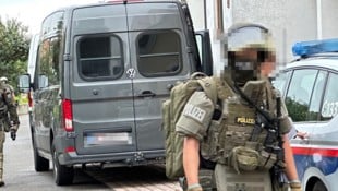 Lokale Einsatzkräfte, unterstützt von der Sondereinheit Cobra, und ein Team von ...