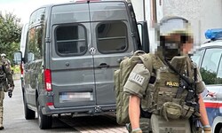 Lokale Einsatzkräfte, unterstützt von der Sondereinheit Cobra, und ein Team von ...