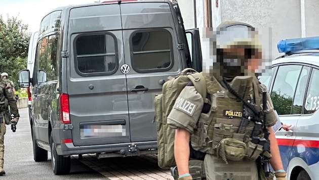 Lokale Einsatzkräfte, unterstützt von der Sondereinheit Cobra, und ein Team von ...