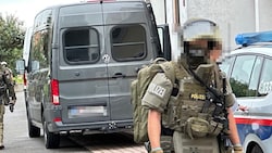 Lokale Einsatzkräfte, unterstützt von der Sondereinheit Cobra, und ein Team von ...