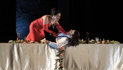 Heftig: Tosca (Federica Vitali) ersticht Scarpia (Serban Vasile).