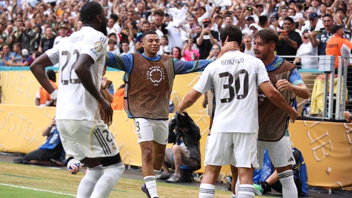 Kylian Mbappe freute sich mit Gonzalo García.