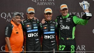 Das Podium in Silverstone: Lando Norris siegte (3. von li.), vor Teamkollege Oscar Piastri (2. ...