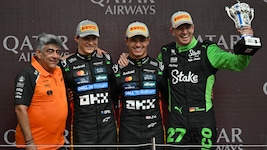 Das Podium in Silverstone: Lando Norris siegte (3. von li.), vor Teamkollege Oscar Piastri (2. ...