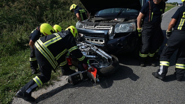 Frontal in einen Land Rover fuhr ein 51-Jähriger aus dem Bezirk Zwettl. Der Biker erlag noch an ...