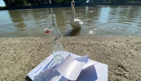 Nicht alles, was angeschwemmt wird, ist ekelhaft oder Müll: hier eine Flaschenpost mit ...