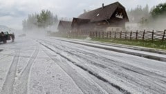 Am Pogusch sorgte ein heftiges Hagelgewitter für winterliche Fahrverhältnisse.