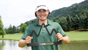 Maximilian Steinlechner mit dem speziellen Siegespokal. Die Holz-Trophäe, die die drei Gipfel ...