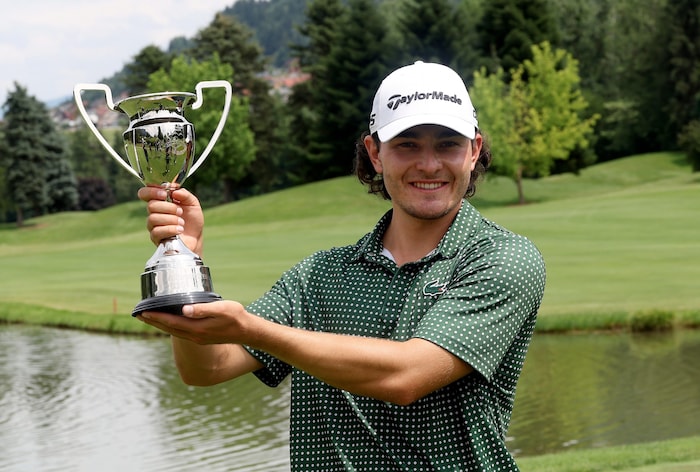 Maximilian Steinlechner mit dem „klassischen“ Siegespokal.