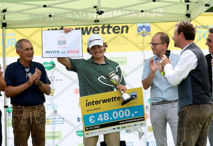 Auch Rallye-Legende Franz Wittmann (links) applaudierte Maximilian Steinlechner.