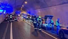 Ein Riesenaufgebot an Einsatzkräften kümmerte sich im Tunnel um die Verletzten.