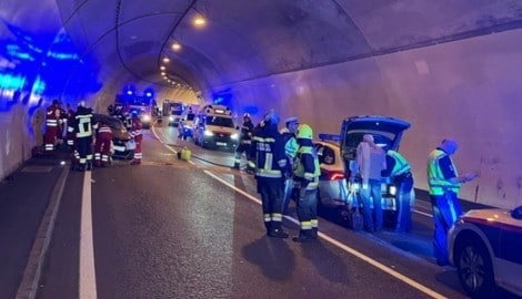 Ein Riesenaufgebot an Einsatzkräften kümmerte sich im Tunnel um die Verletzten.