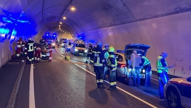 Ein Riesenaufgebot an Einsatzkräften kümmerte sich im Tunnel um die Verletzten.