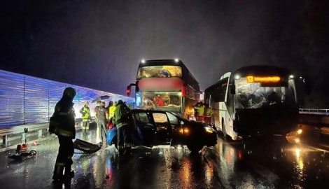 Insgesamt vier Fahrzeuge waren in den schweren Unfall involviert.