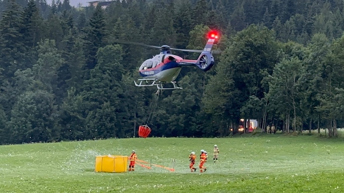 Auch der Polizeihubschrauber Libelle steht im Einsatz.