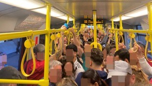 Zuerst stand sie still, dann war sie überfüllt – ein Zug der U6 im Frühverkehr.