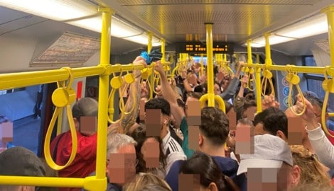 Zuerst stand sie still, dann war sie überfüllt – ein Zug der U6 im Frühverkehr.