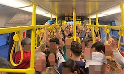 Zuerst stand sie still, dann war sie überfüllt – ein Zug der U6 im Frühverkehr.