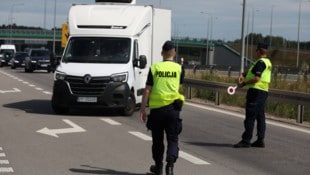 Polnische Grenzpolizisten nehmen einen Klein-Lkw genauer in Augenschein.