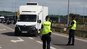Polnische Grenzpolizisten nehmen einen Klein-Lkw genauer in Augenschein.