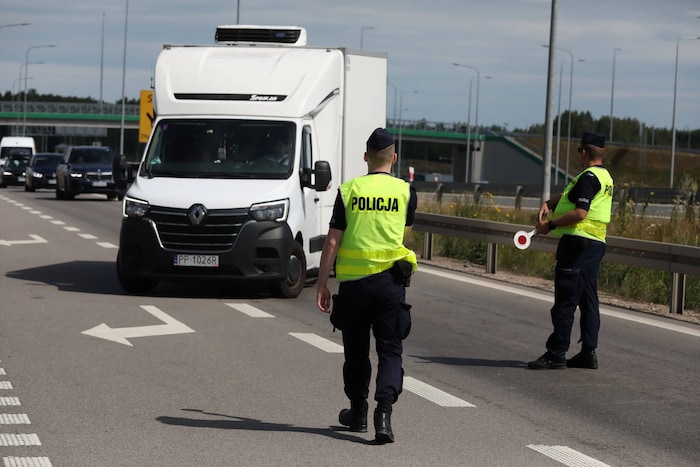 Polnische Grenzpolizisten nehmen einen Klein-Lkw genauer in Augenschein.