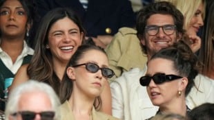 Andrew Garfield ist frisch verliebt in „Fubar“-Beauty Monica Barbaro.
