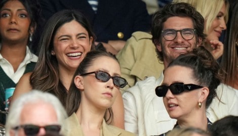Andrew Garfield ist frisch verliebt in „Fubar“-Beauty Monica Barbaro.